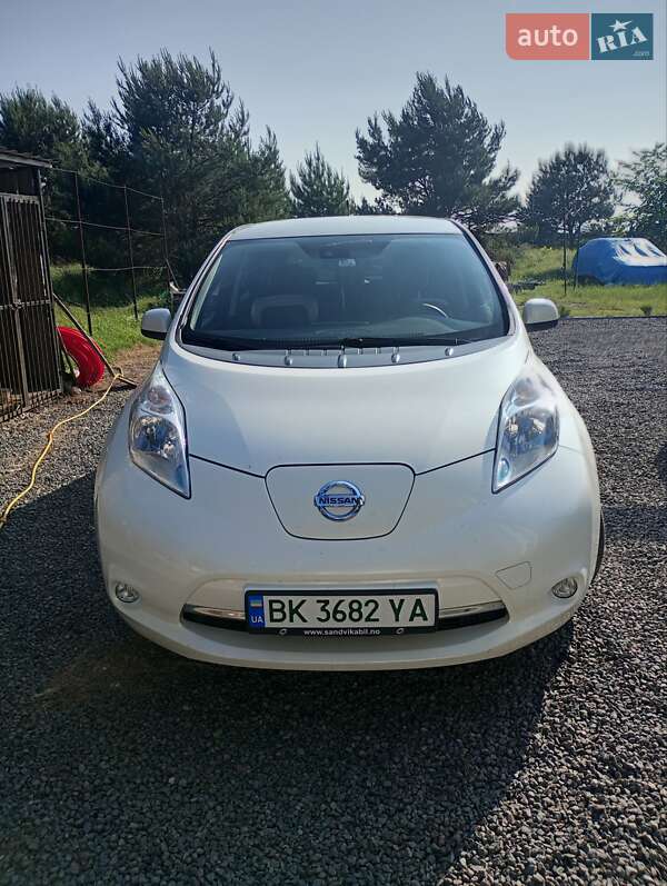 Хэтчбек Nissan Leaf 2014 в Березному