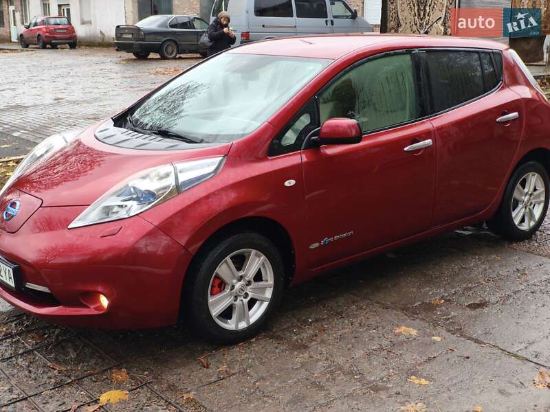 Хэтчбек Nissan Leaf 2011 в Прилуках Хэтчбек Nissan Leaf 2011 в Прилуках