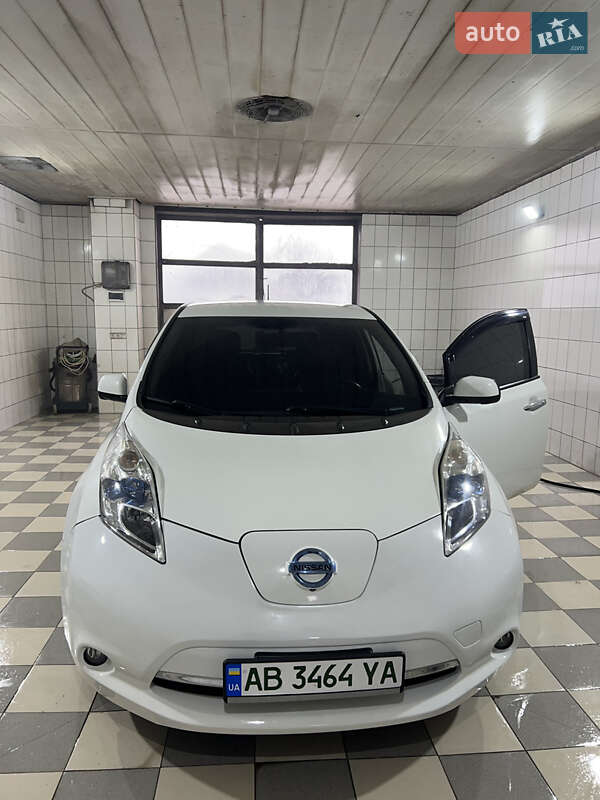 Хэтчбек Nissan Leaf 2016 в Ямполе Хэтчбек Nissan Leaf 2016 в Ямполе