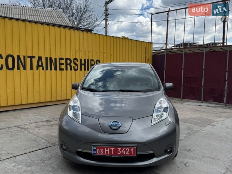 Хэтчбек Nissan Leaf 2015 в Умани