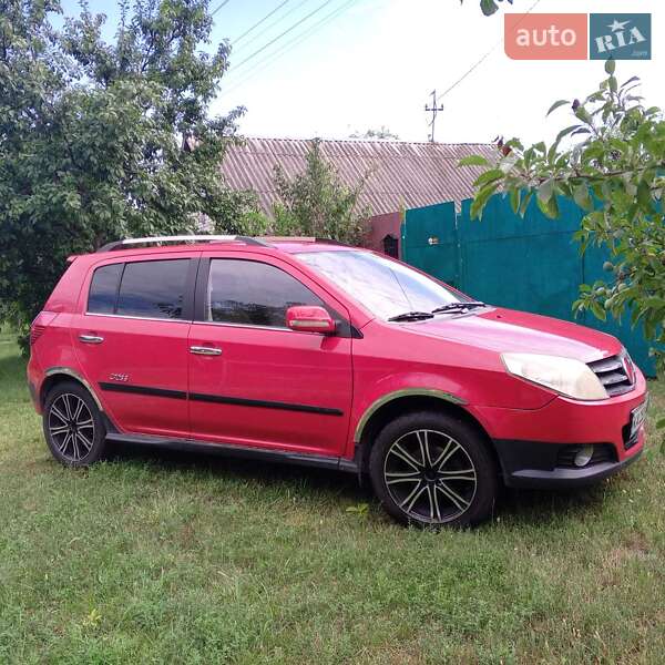 Хэтчбек Geely MK Cross 2013 в Киеве Хэтчбек Geely MK Cross 2013 в Киеве