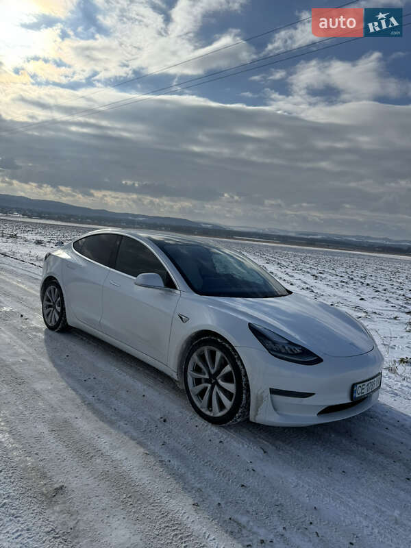 Седан Tesla Model 3 2019 в Черновцах