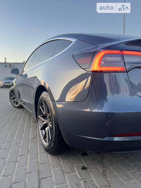 Седан Tesla Model 3 2020 в Львове