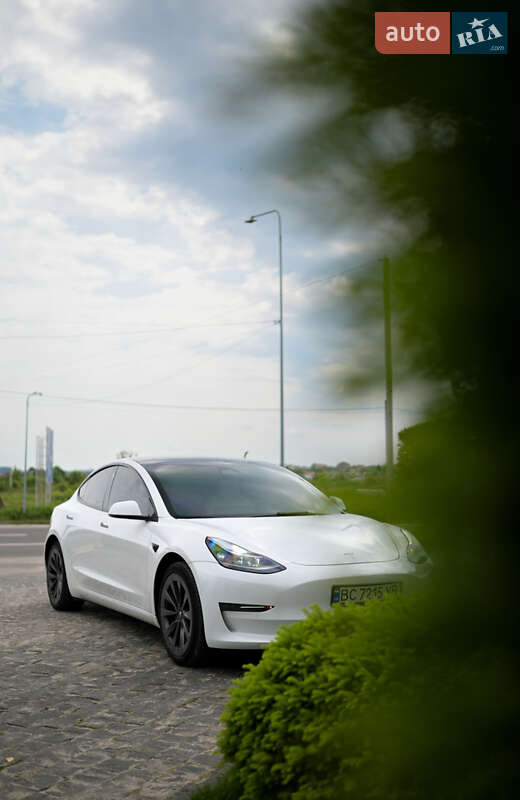 Седан Tesla Model 3 2022 в Львове