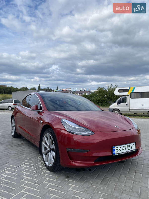 Седан Tesla Model 3 2019 в Ровно