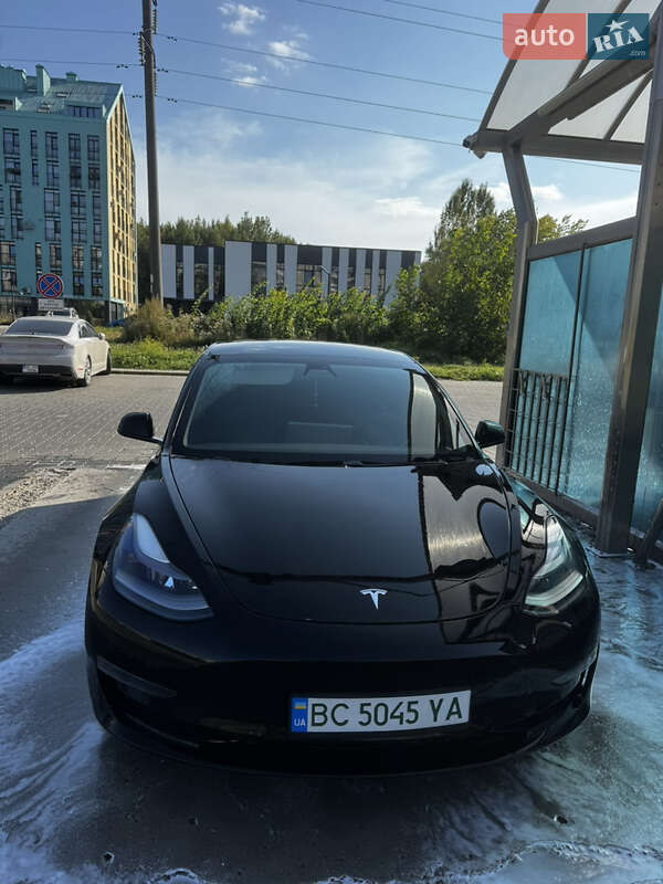 Седан Tesla Model 3 2021 в Львове