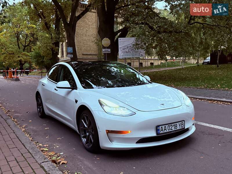 Седан Tesla Model 3 2021 в Киеве