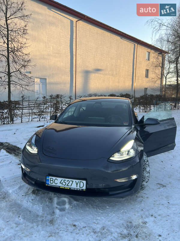 Седан Tesla Model 3 2023 в Львове