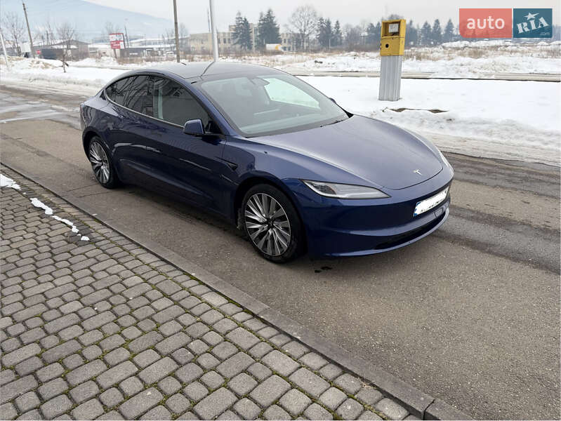 Седан Tesla Model 3 2024 в Ужгороде