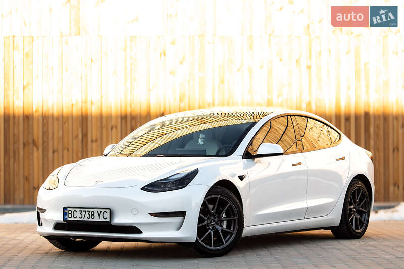 Седан Tesla Model 3 2022 в Львове
