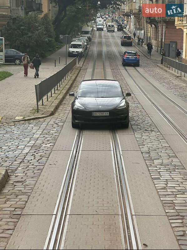 Седан Tesla Model 3 2018 в Львове