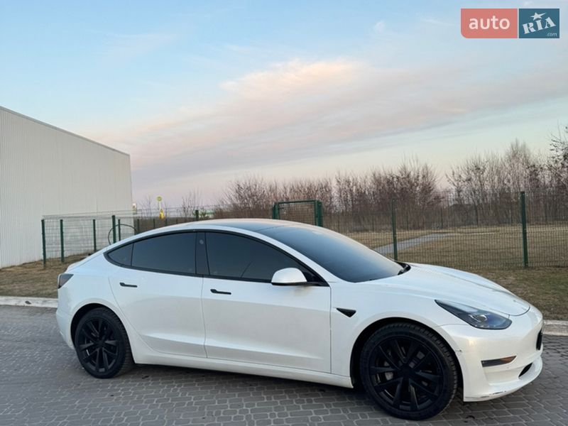 Седан Tesla Model 3 2022 в Ровно