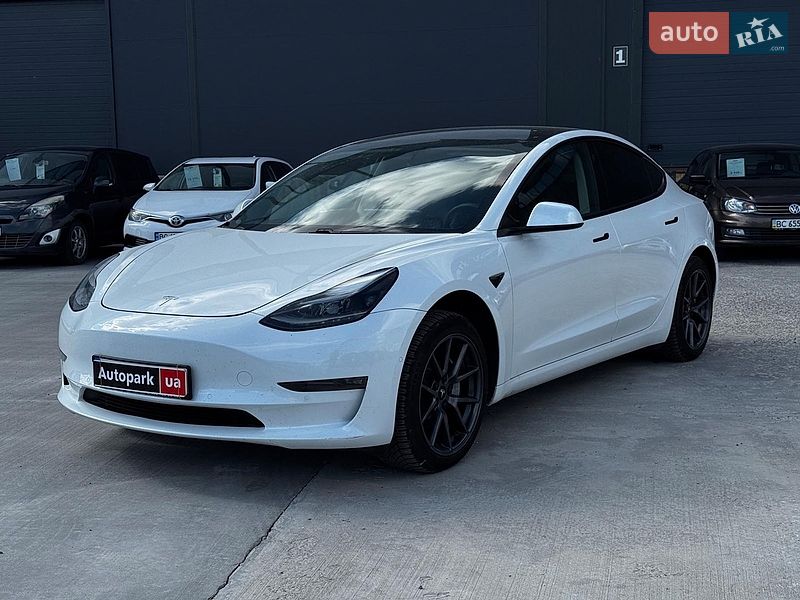 Седан Tesla Model 3 2021 в Львові