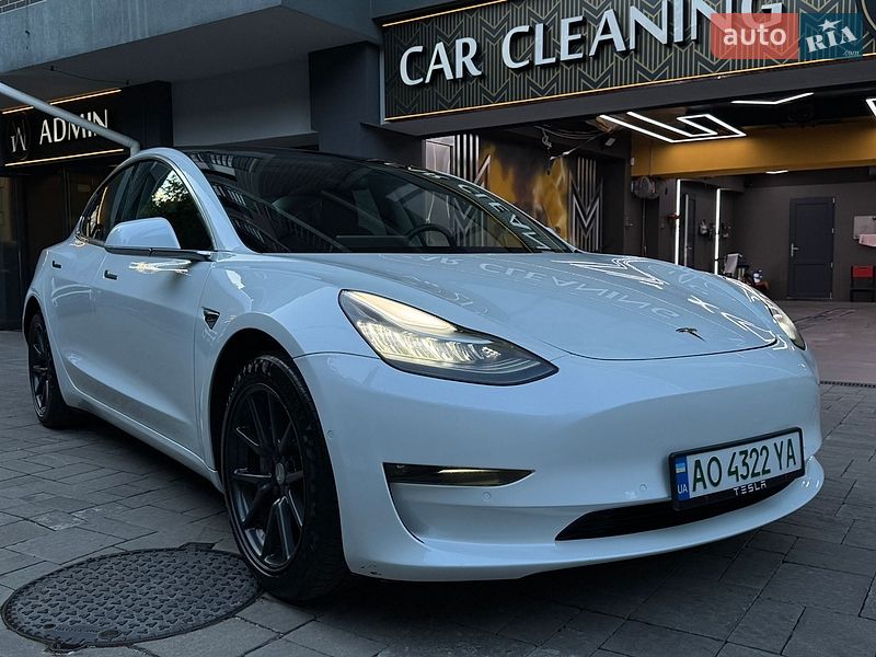 Седан Tesla Model 3 2020 в Ужгороде