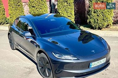 Седан Tesla Model 3 2025 в Чайках