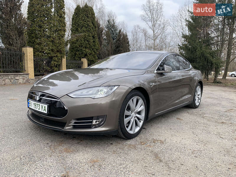 Лифтбек Tesla Model S 2015 в Полтаве