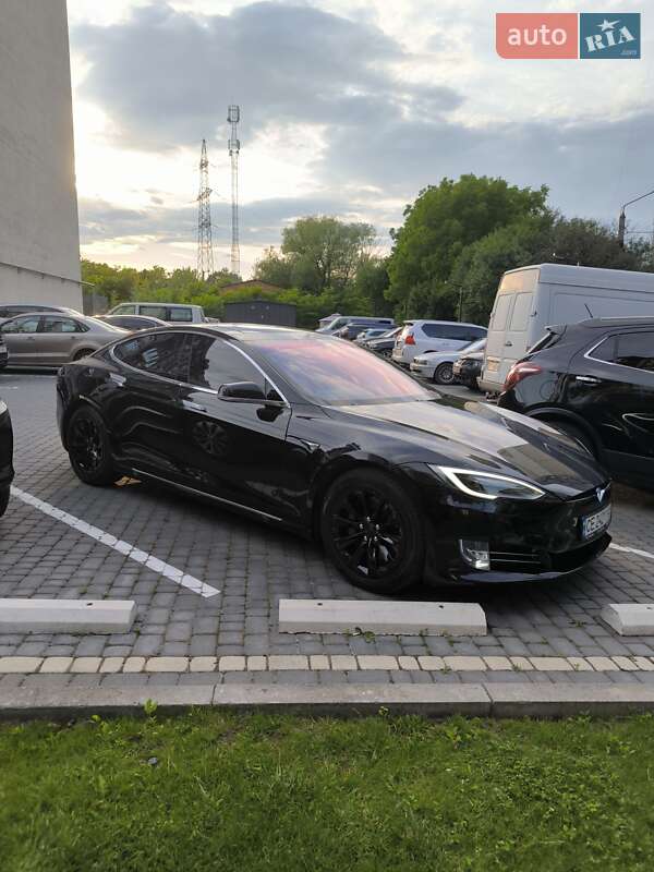 Лифтбек Tesla Model S 2017 в Черновцах
