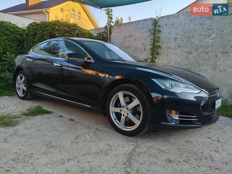 Лифтбек Tesla Model S 2015 в Житомире