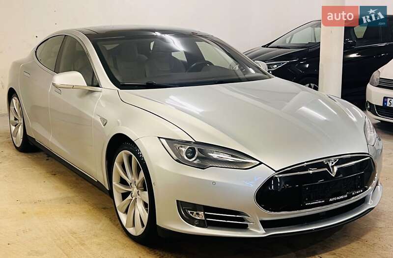 Лифтбек Tesla Model S 2015 в Киеве