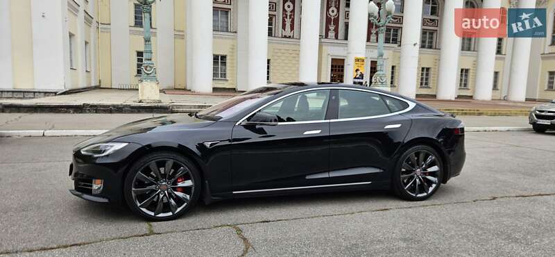 Лифтбек Tesla Model S 2017 в Желтых Водах