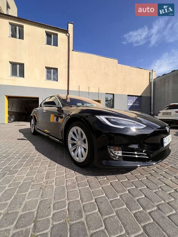 Ліфтбек Tesla Model S 2017 в Івано-Франківську