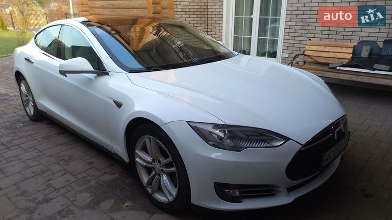 Лифтбек Tesla Model S 2014 в Нововолынске Лифтбек Tesla Model S 2014 в Нововолынске