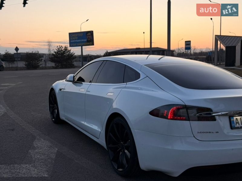 Лифтбек Tesla Model S 2016 в Киеве