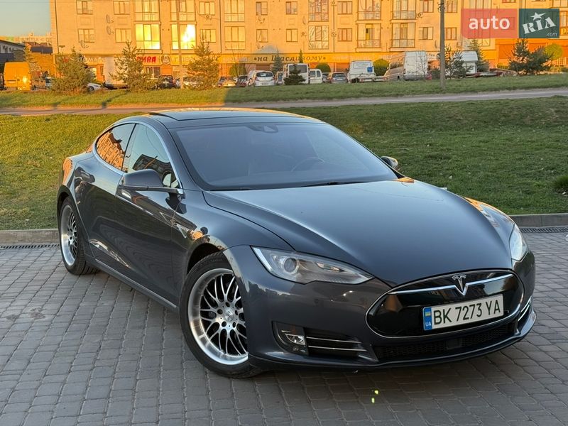 Лифтбек Tesla Model S 2015 в Ровно