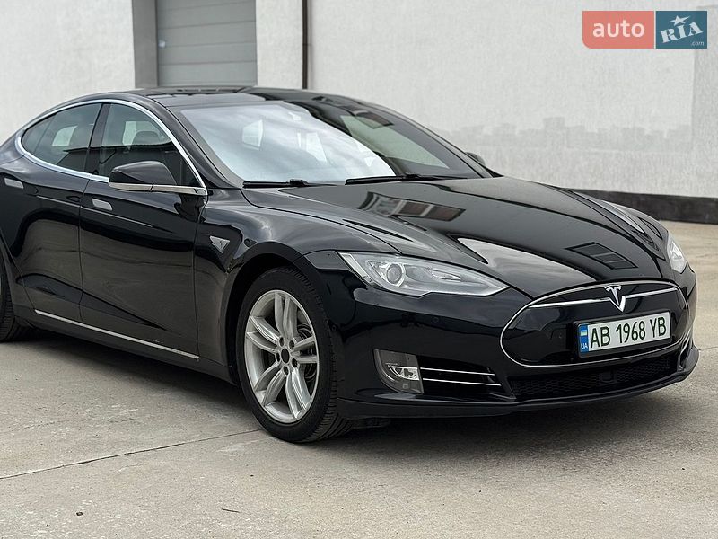 Лифтбек Tesla Model S 2015 в Виннице