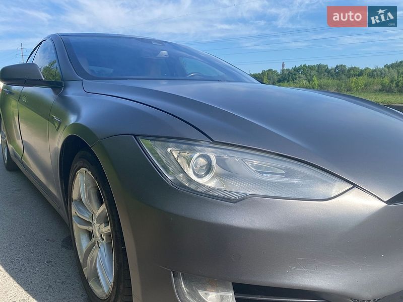 Лифтбек Tesla Model S 2015 в Львове