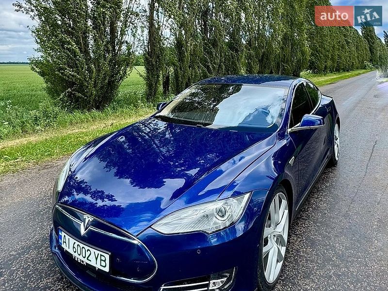 Лифтбек Tesla Model S 2015 в Киеве