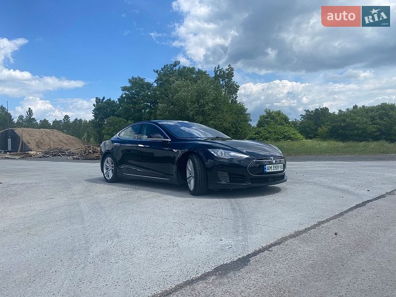 Лифтбек Tesla Model S 2015 в Коростене Лифтбек Tesla Model S 2015 в Коростене