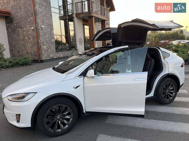 Позашляховик / Кросовер Tesla Model X 2018 в Вишневому Позашляховик / Кросовер Tesla Model X 2018 в Вишневому