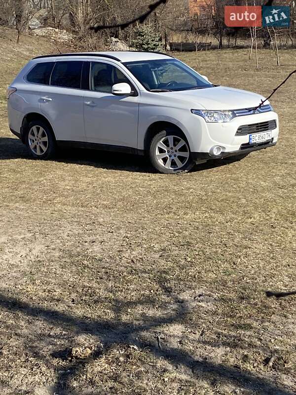 Внедорожник / Кроссовер Mitsubishi Outlander 2013 в Золочеве