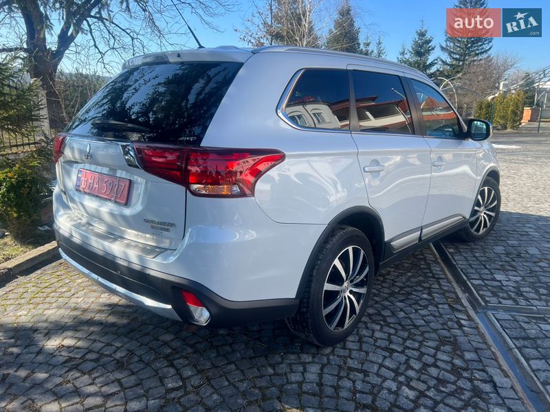 Внедорожник / Кроссовер Mitsubishi Outlander 2016 в Золочеве