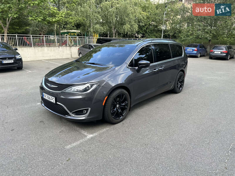 Универсал Chrysler Pacifica 2017 в Киеве Универсал Chrysler Pacifica 2017 в Киеве