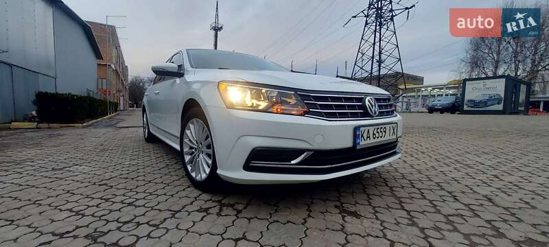 Седан Volkswagen Passat 2016 в Черновцах