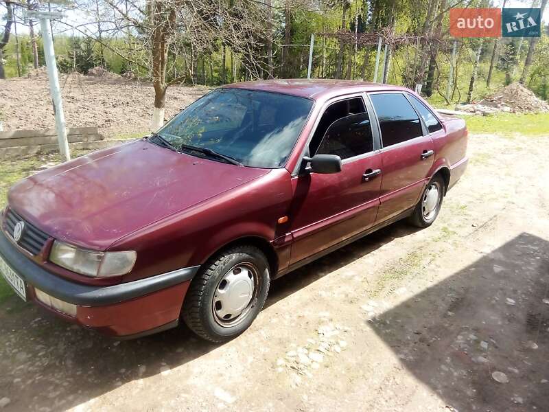 Седан Volkswagen Passat 1994 в Самборе