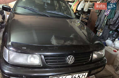 Седан Volkswagen Passat 1994 в Хотине Седан Volkswagen Passat 1994 в Хотине