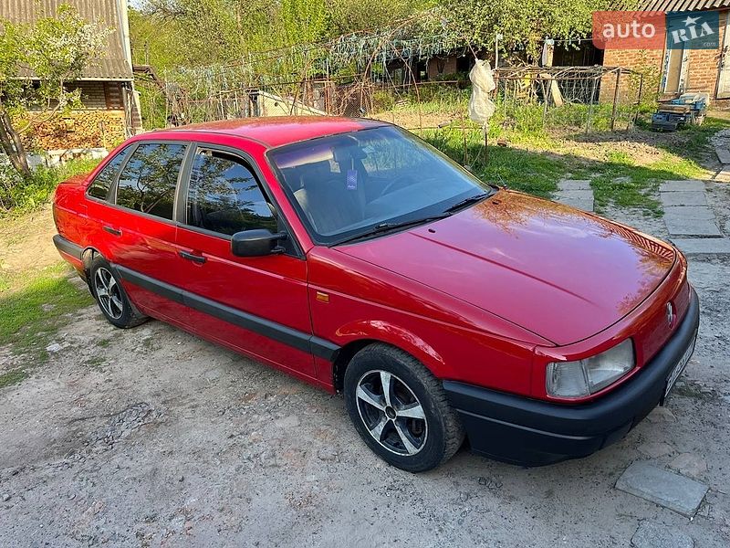 Седан Volkswagen Passat 1988 в Гадяче