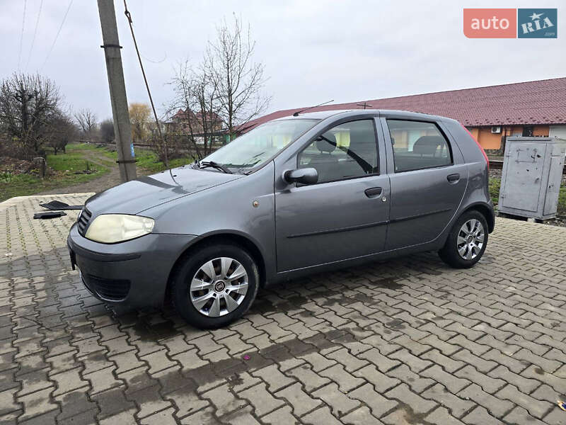 Хэтчбек Fiat Punto 2004 в Новоселице