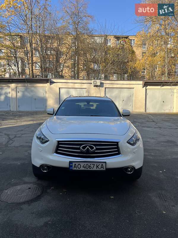 Внедорожник / Кроссовер Infiniti QX70 2015 в Межгорье Внедорожник / Кроссовер Infiniti QX70 2015 в Межгорье