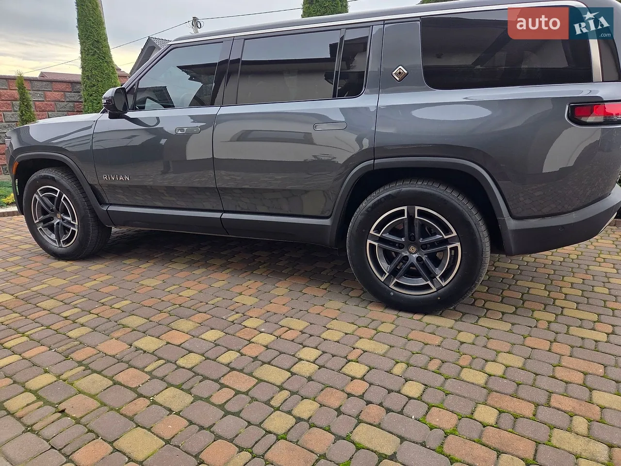 Rivian R1S 2024 photo 5