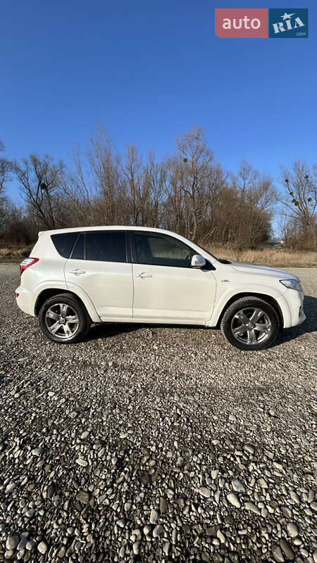 Внедорожник / Кроссовер Toyota RAV4 2011 в Черновцах