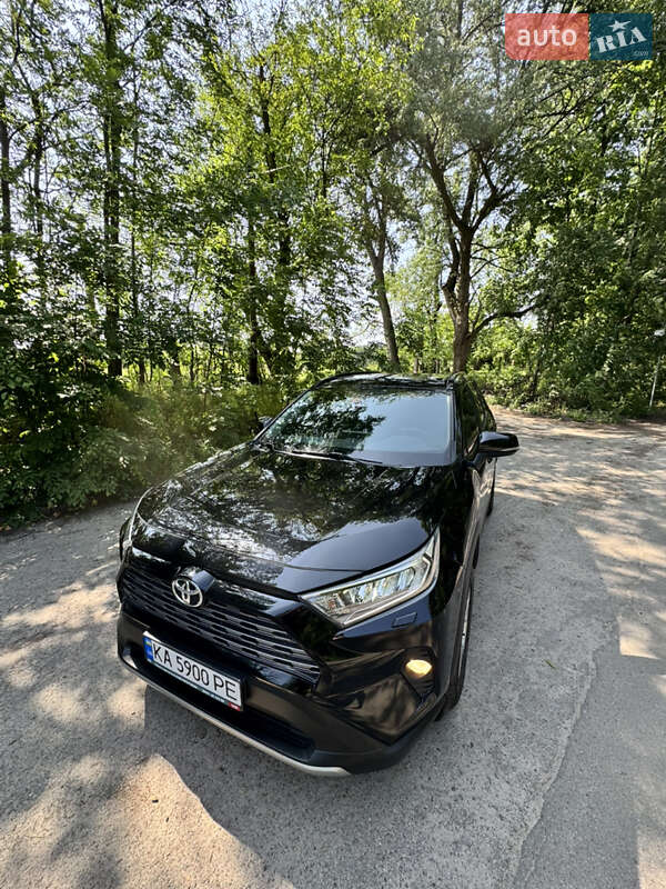 Внедорожник / Кроссовер Toyota RAV4 2019 в Киеве