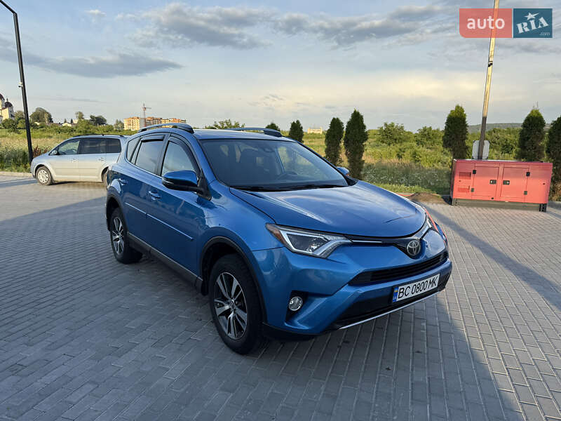 Позашляховик / Кросовер Toyota RAV4 2017 в Золочеві