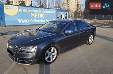 Седан Audi S8 2013 в Зборові