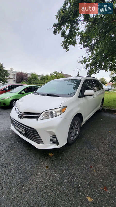 Минивэн Toyota Sienna 2011 в Ровно