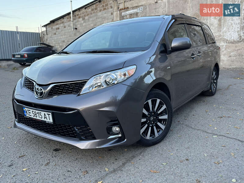 Минивэн Toyota Sienna 2016 в Днепре Минивэн Toyota Sienna 2016 в Днепре