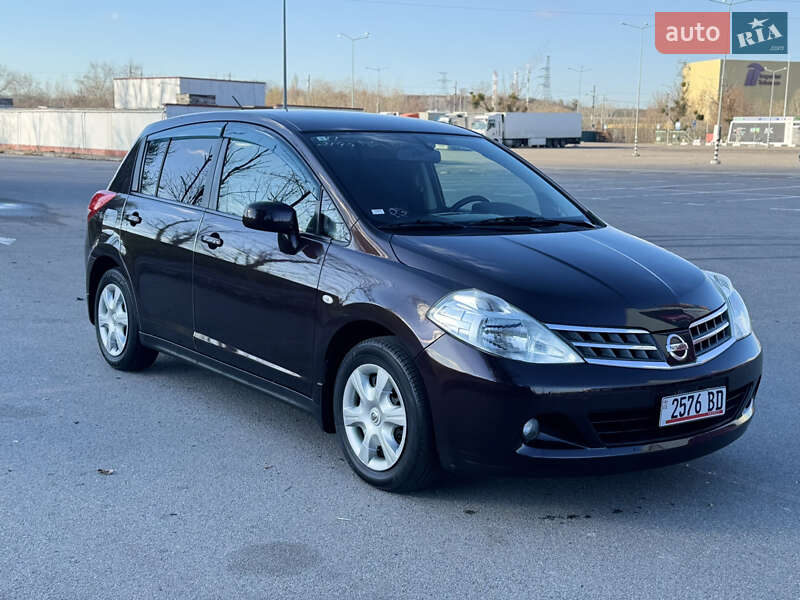 Хэтчбек Nissan TIIDA 2011 в Киеве